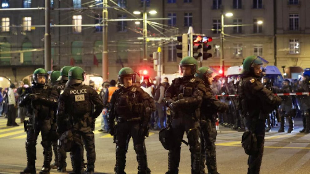 Grossaufgebot im Einsatz. Polizei löst Anti-WEF-Demonstration in Bern auf