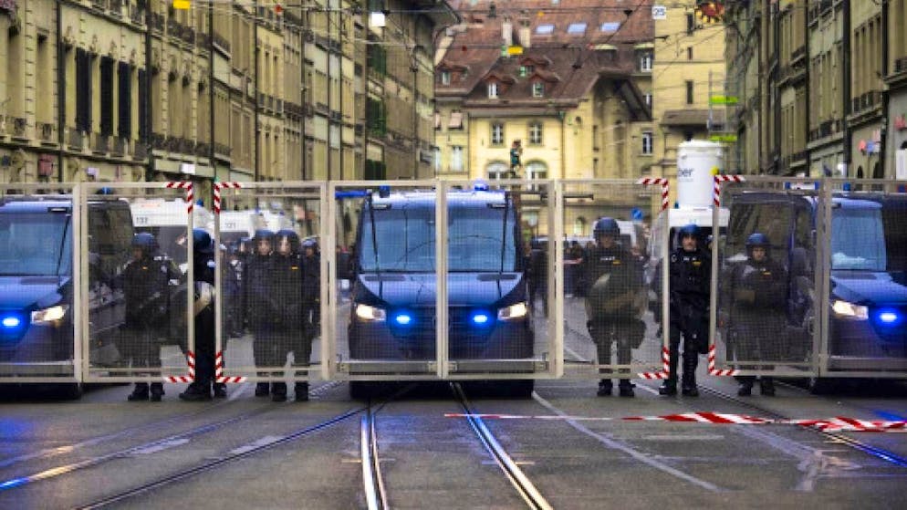 Anti-WEF demonstrators encircled at Bern railroad station - Gallery. The police had a massive presence in the city.