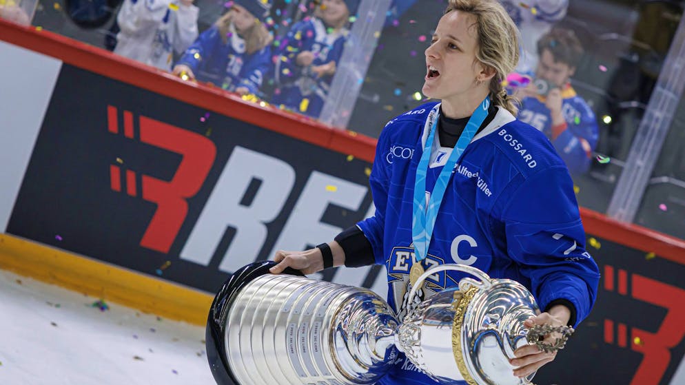 Lara Stalder (ZG) célèbre avec la coupe apres la finale de Women's National Cup 2025/2026.