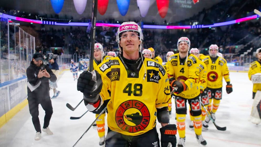 Der neue SCB-Ausländer Mike Sgarbossa und sein neues Team lässt sich von den eigenen Fans in Zürich feiern