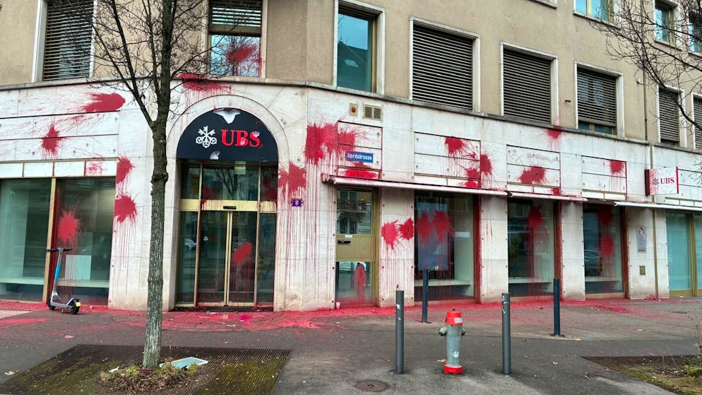 Täter unbekannt. Farbanschlag auf UBS-Filiale am Albisriederplatz in Zürich