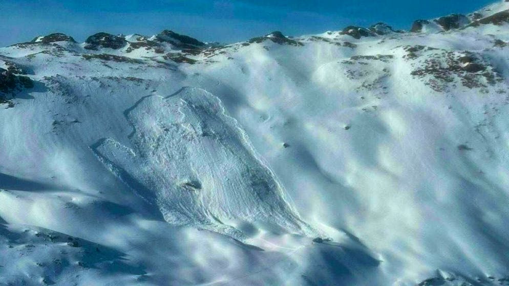 HANDOUT - Avalanche on the Schmugglerscharte in Bad Hofgastein. A total of five people have died in two avalanches in Austria. Photo: Unknown/BERGRETTUNG SALZBURG/APA/dpa - ATTENTION: For editorial use only in connection with current reporting and only with full mention of the above credit