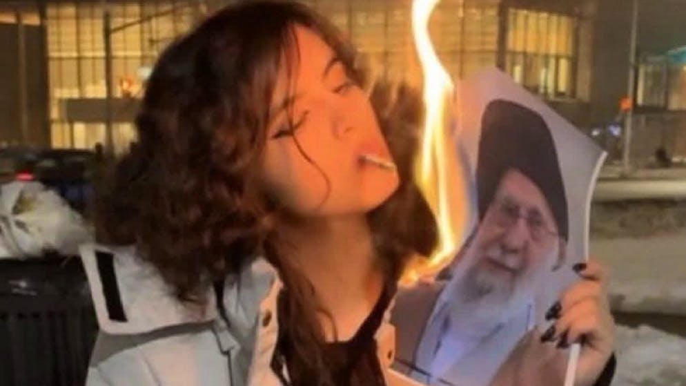 «Cigarette Girl» gegen das Regime. Wer ist die Frau, die zum Symbol des iranischen Widerstands wurde?