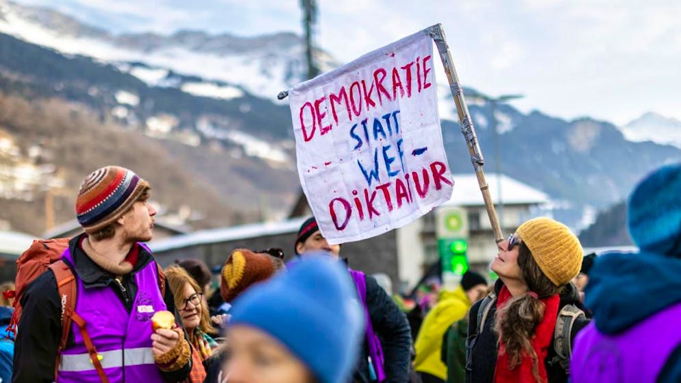 Partita la manifestazione. In marcia verso Davos per protestare contro il WEF