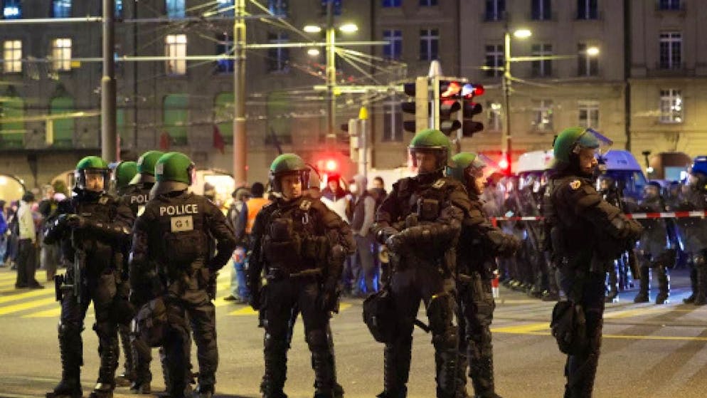 Anti-WEF demonstrators encircled at Bern railroad station - Gallery. The police surrounded the demonstrators at the train station.