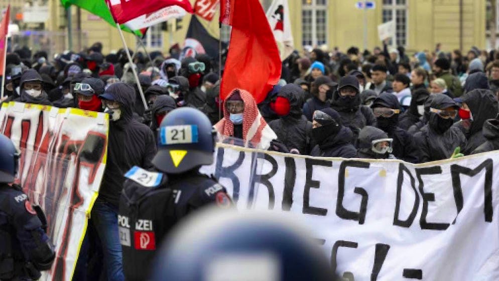 Anti-WEF demonstrators encircled at Bern railroad station - Gallery. Only a few hundred demonstrators gathered for the anti-WEF demonstration in Bern.