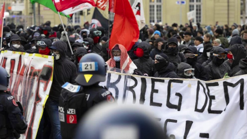 Anti-WEF-Demonstrierende beim Berner Bahnhof eingekesselt - Gallery. Nur wenige hundert Demonstrierende versammelten sich für die Anti-WEF-Demonstration in Bern.