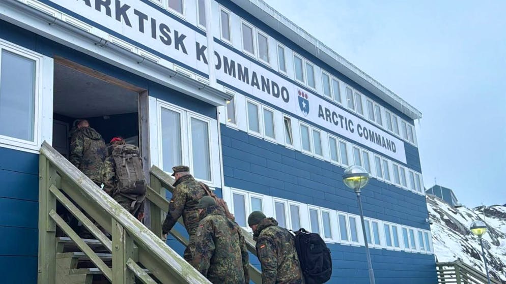 dpatopbilder - Soldaten der Bundeswehr betreten das Arktische Kommando in Nuuk. Am frühen Abend traf ein Erkundungsteam der Bundeswehr für mögliche Militärübungen in Grönland auf der Insel ein. Foto: Julia Wäschenbach/dpa