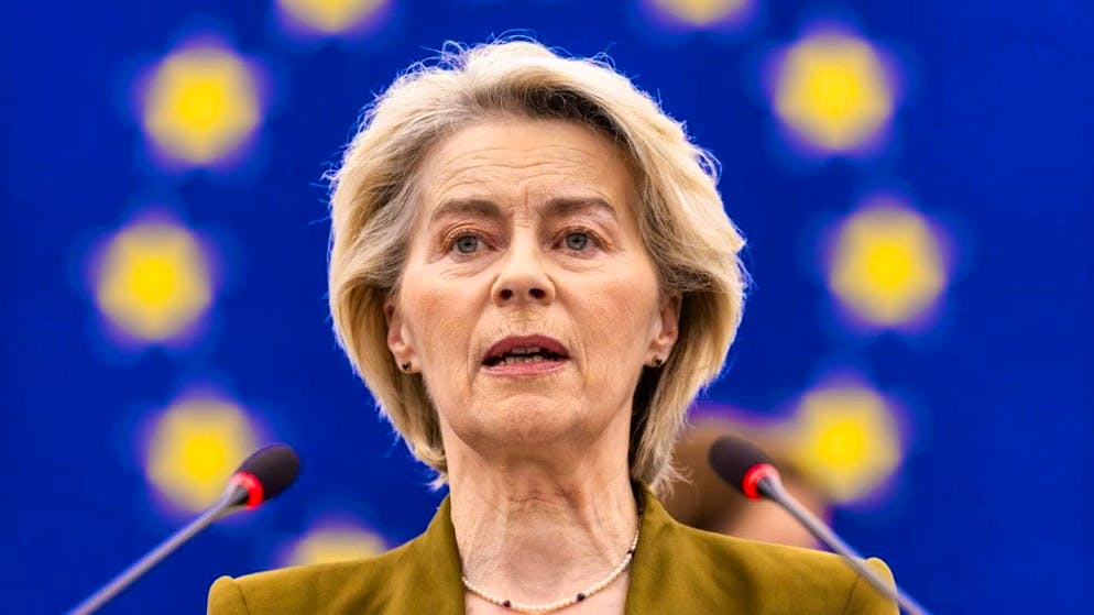 ARCHIVE - Ursula von der Leyen (CDU), President of the European Commission, stands in the European Parliament building and speaks. Photo: Philipp von Ditfurth/dpa
