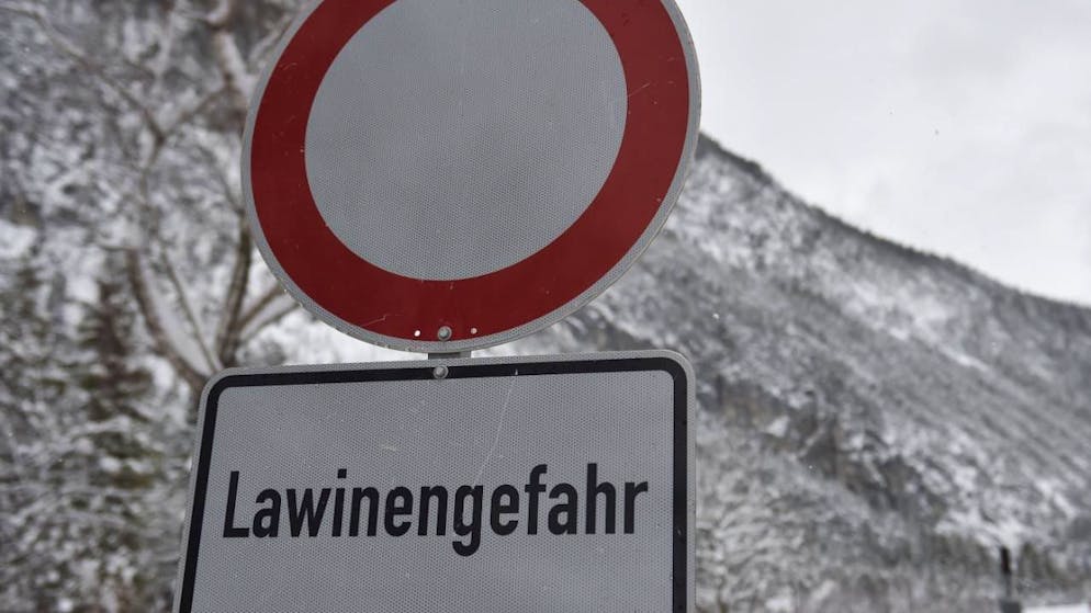 ARCHIV - Ein "Lawinengefahr"-Schild. Foto: Angelika Warmuth/dpa