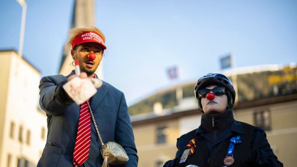 "Make World Wars Great Again" (rendons les guerres mondiales à nouveau fabuleuses), pouvait-on lire sur la casquette rouge d'un militant grimé en Donald Trump.