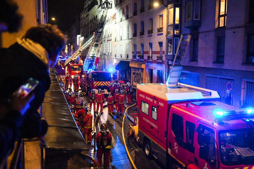 Die Gäste einer Geburtstagsfeier in Paris stürzten plötzlich durch den Fussboden eine Etage weiter runter.