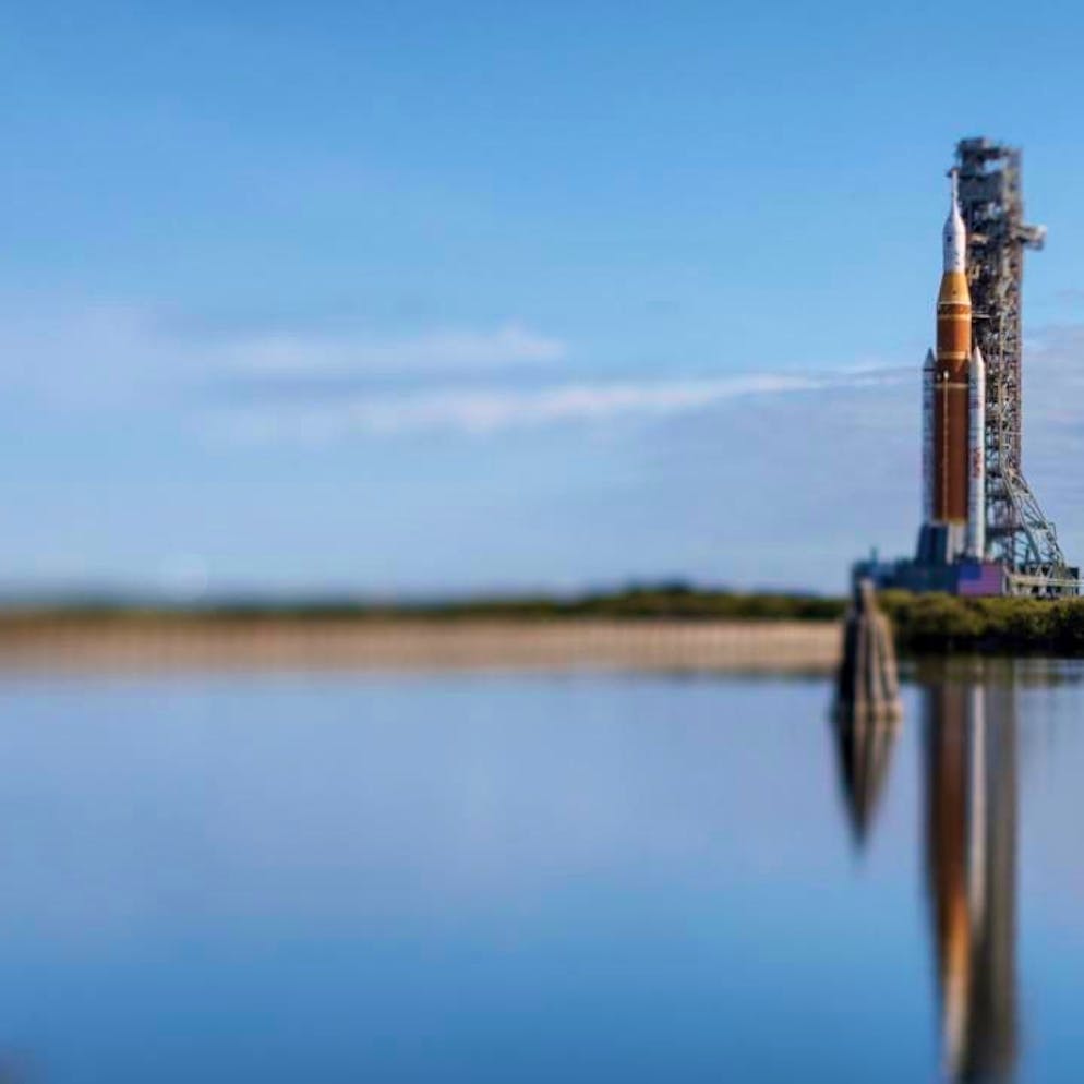 Nasa. Sortie de la fusée lunaire en amont du lancement d'Artémis 2