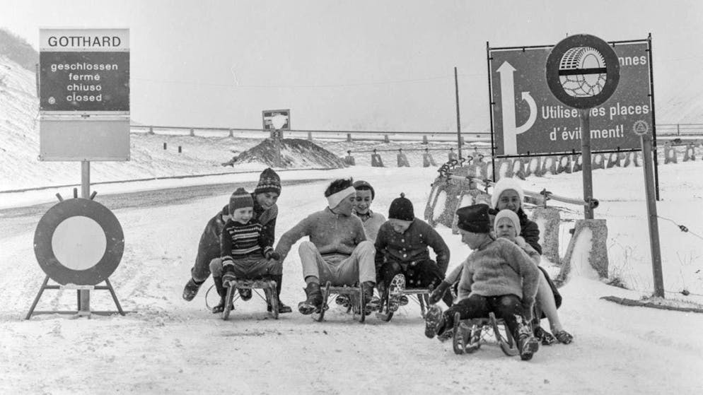Children sledging on the closed Gotthard road near Hospental in the canton of Uri, taken in January 1962 (archive photo).