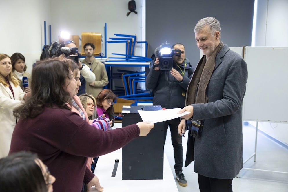 Le candidat à la présidence Henrique Gouveia e Melo (R) vote à Lisbonne, au Portugal, le 18 janvier 2026. 