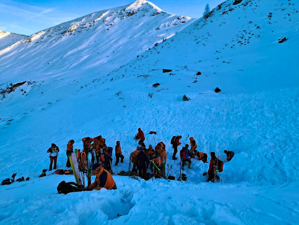 Otto morti in valanga in Austria: i soccorritori scuotono la testa - Gallery. L'incidente da valanga sul Finsterkopf nella Grossarltal di Salisburgo ha colpito un gruppo di corso del Club Alpino. Quattro dei sette partecipanti sono rimasti uccisi.