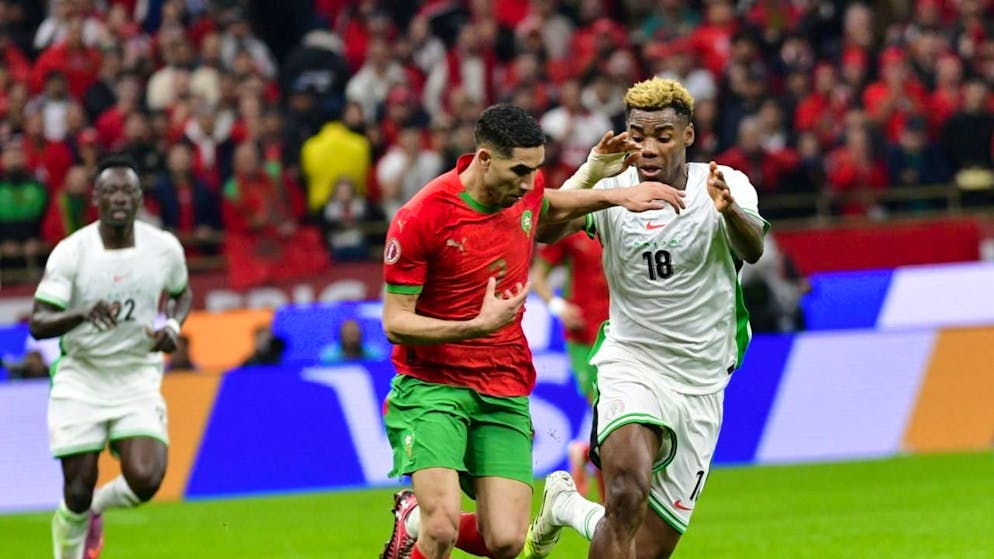 Angeführt von PSG-Star Achraf Hakim (im roten Trikot) will Afrika-Cup-Gastgeber Marokko den Final im eigenen Land gewinnen