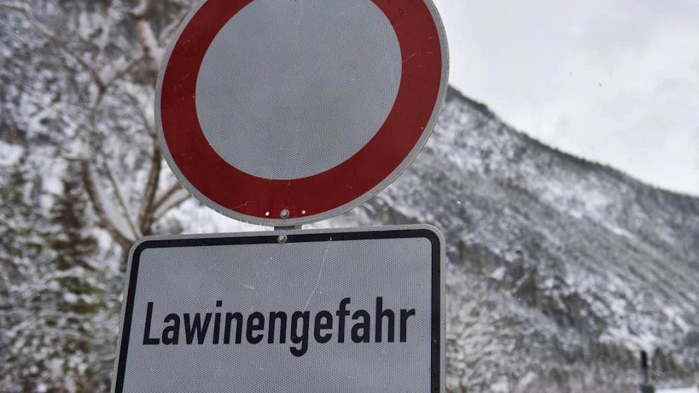 ARCHIVE - An "avalanche danger" sign. Photo: Angelika Warmuth/dpa