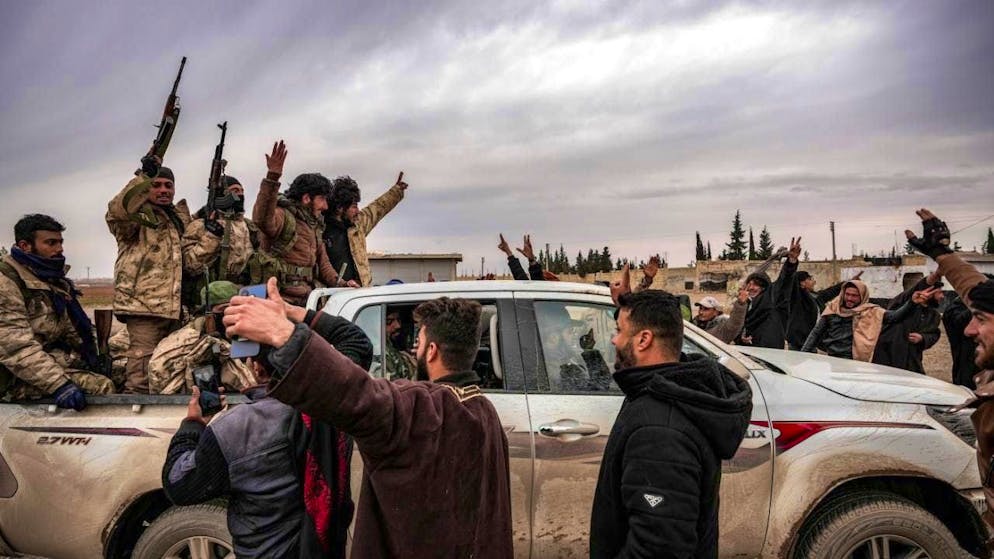 Syrian civilians return to their homes. The Syrian army says it has taken control of key locations near the northern Syrian city of Aleppo from Kurdish forces. Photo: Moawia Atrash/dpa