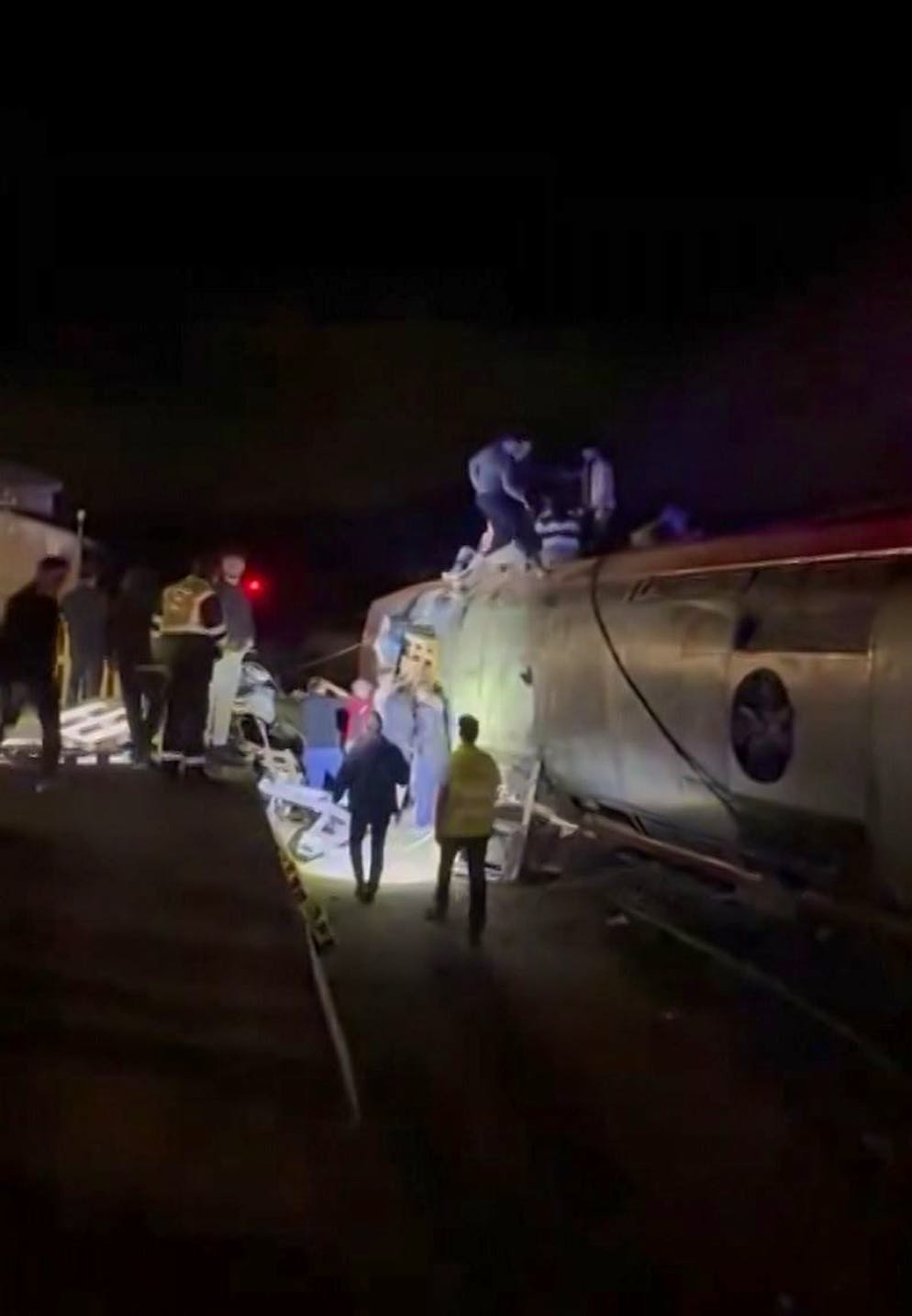 Diverse persone sono rimaste intrappolate all'interno del convoglio.