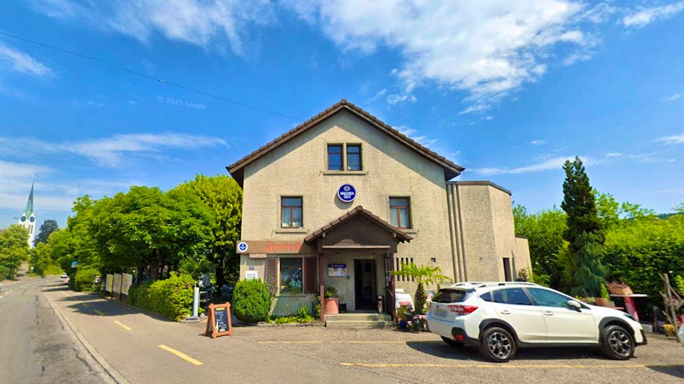 Ecco di chi si tratta. Chiuso uno storico ristorante per lasciare posto a un palazzo, dietro c'è una stella della Nazionale di calcio