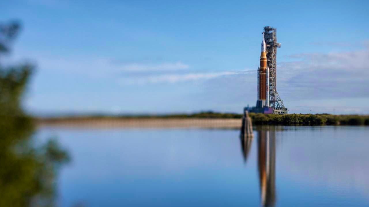 Raumfahrt. Raketensystem für Mondmission auf Startplatz gerollt