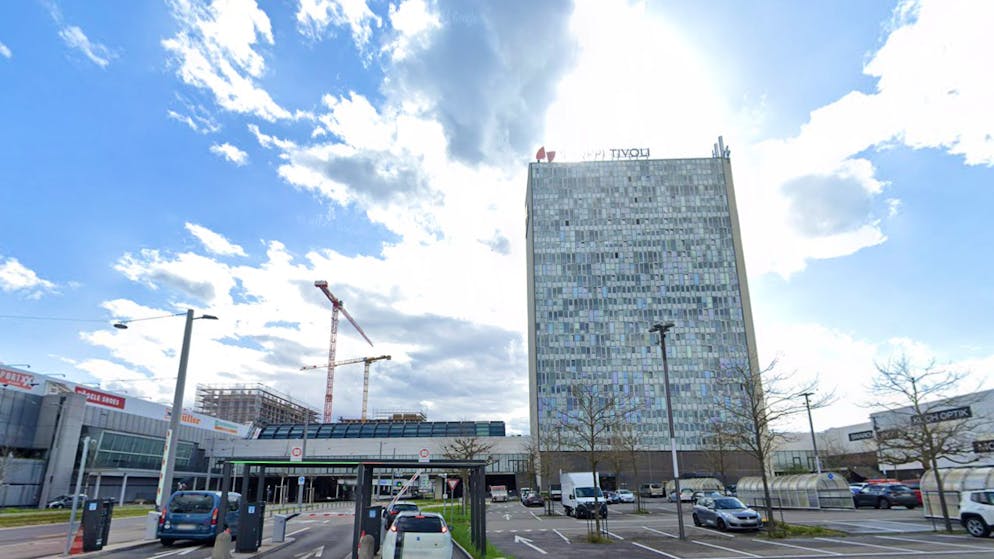 Curious case in Aargau. Sales assistant collects twice, hides luxury goods - and also cheats health insurance company