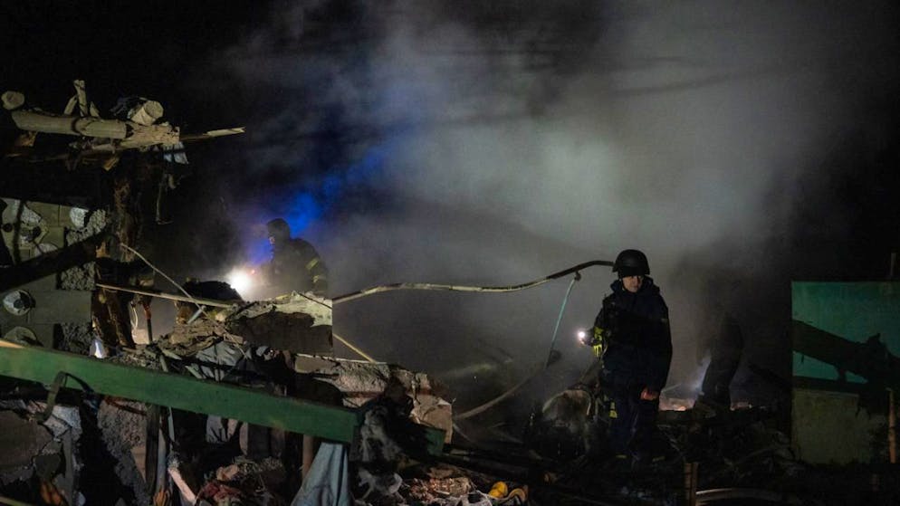 ARCHIV - Rettungskräfte arbeiten am Ort des jüngsten russischen Luftangriffs auf ein Wohngebiet, bei dem es mindestens einen Toten und mehrere Verletzte gab. Foto: Tommaso Fumagalli/ZUMA Press Wire/dpa