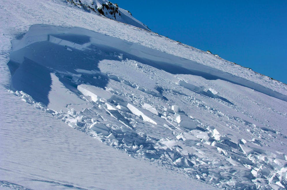 In una valanga a lastroni, uno strato compatto di neve fresca umida o di neve vecchia si stacca in un’unica grande placca, che durante la discesa si frantuma in blocchi più piccoli.