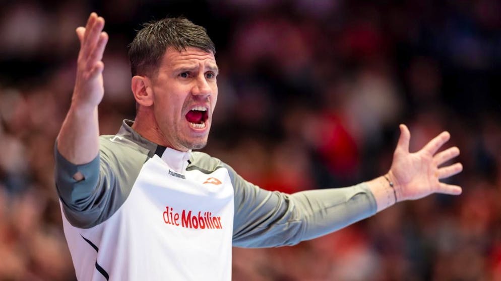 Der Schweizer Nationaltrainer Andy Schmid geht an der Seitenlinie voll mit