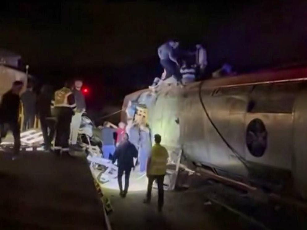 Rettungskräfte nach dem Zugunglück vor Ort. 