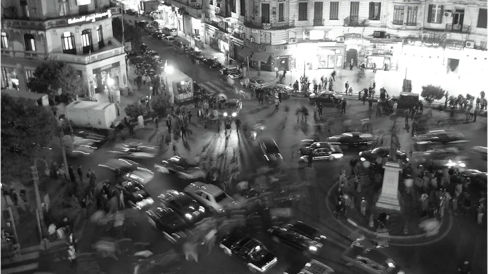 Der Blick aus unserem Hotel auf den Talaat-Harb-Platz. Autos schieben sich dicht an dicht durch Downtown, umgeben von historischen Fassaden. Der Platz  gilt als Herz der Kairoer Innenstadt.