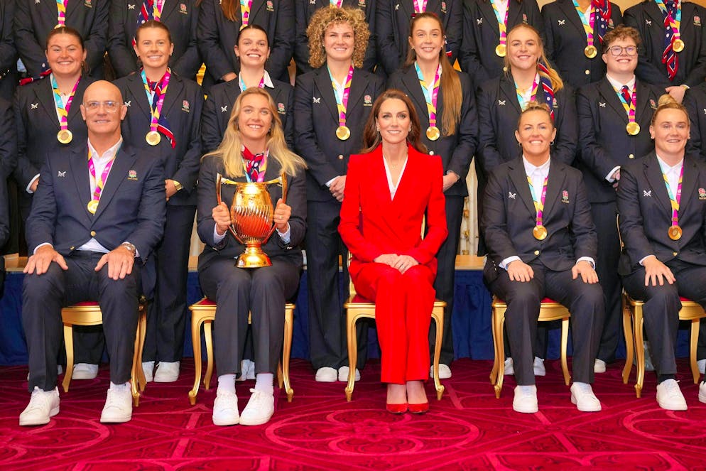 Kate pose avec une équipe féminine de rugby.
