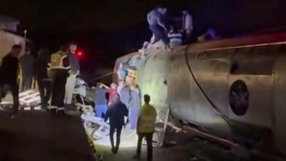 Ferrovia. Due treni ad alta velocità deragliano in Spagna, almeno 39 morti: «L'impatto è stato terribile»