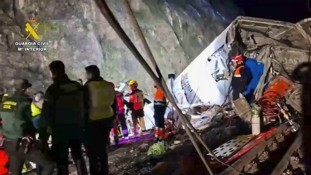 Ferrovia. Due treni ad alta velocità deragliano in Spagna, almeno 39 morti: «Impatto terribile»