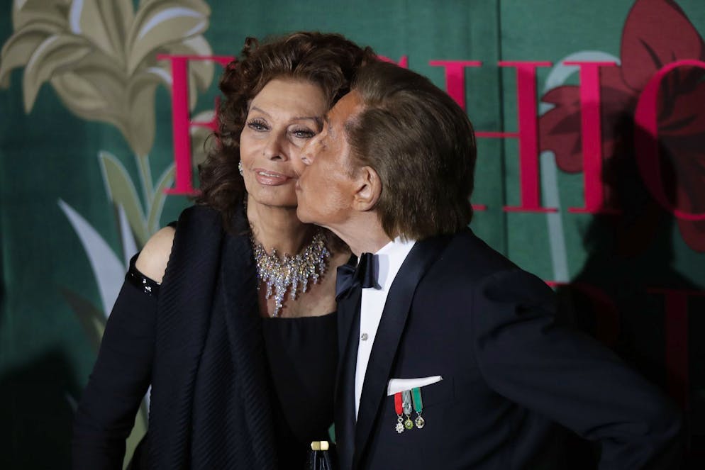 È morto Valentino. Un gesto d'affetto verso Sophia Loren, una delle numerose star del cinema da cui è stato circondato.