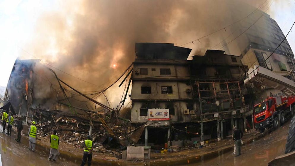 Pakistan. Salgono a 14 i morti nel rogo del centro commerciale a Karachi