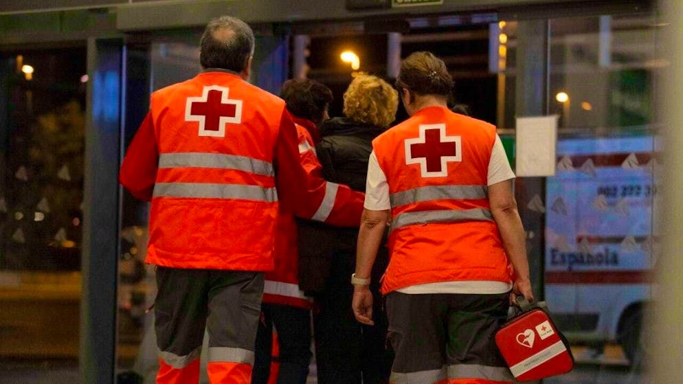 dpatopbilder - Paramedics are on duty while relatives of the passengers of the train from Puerta de Atocha to Huelva arrive at Huelva station. Several people have died in a serious rail accident in southern Spain. Photo: Clara Carrasco/EUROPA PRESS/dpa