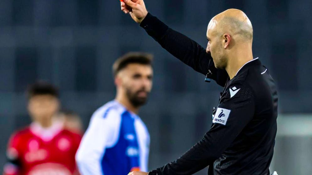 Ismail Beka von den Grasshoppers muss wie Olivier Mambwa von den Young Boys zweimal pausieren.