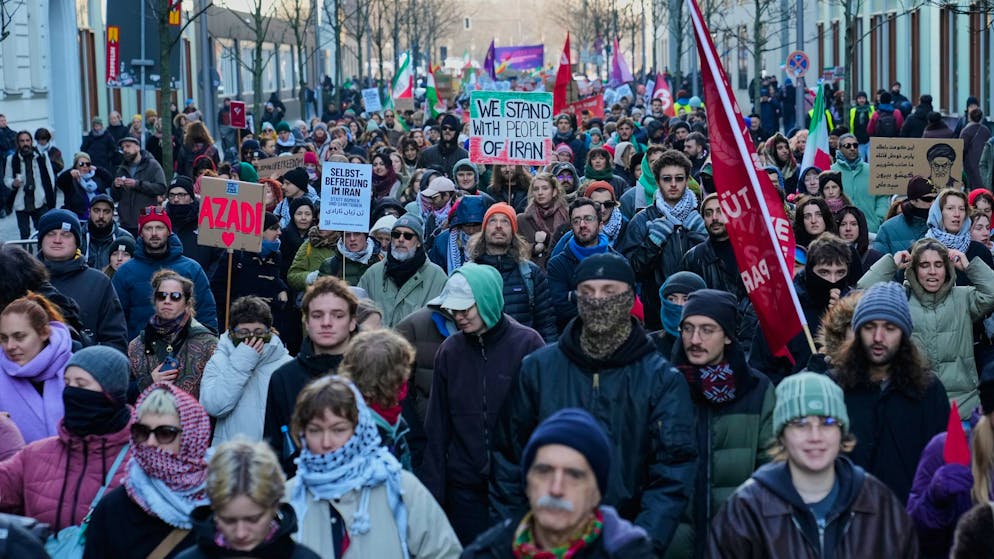 In Berlin und anderen Städten sind am Wochenende zahlreiche Menschen zur Unterstützung der Demonstrationen im Iran auf die Strasse gegangen. 