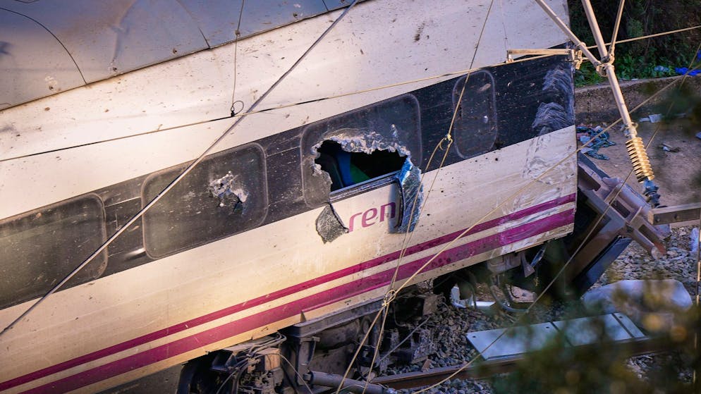 Ecco tutto quello che è successo. Almeno 40 morti nello scontro tra due treni in Spagna, spunta la possibile causa