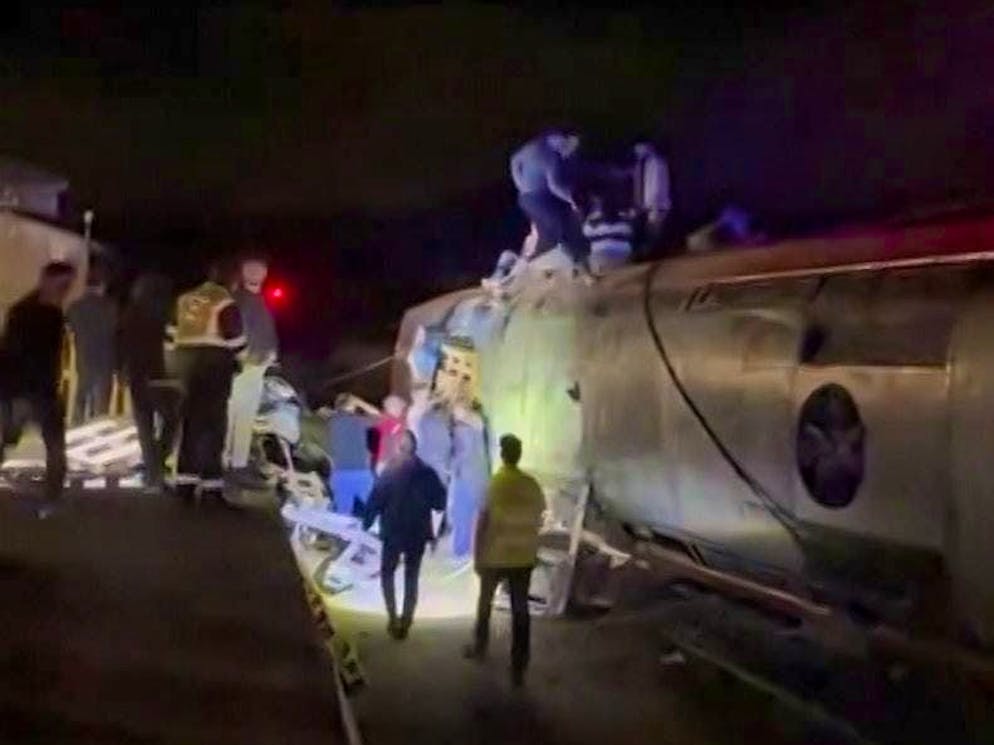 I soccorritori sulla scena dopo l'incidente ferroviario.