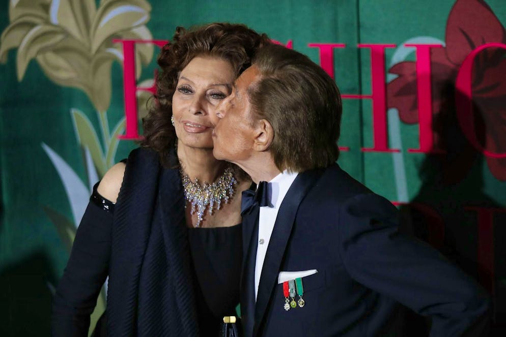 Valentino died. A gesture of affection towards Sophia Loren, one of the many film stars he was surrounded by.