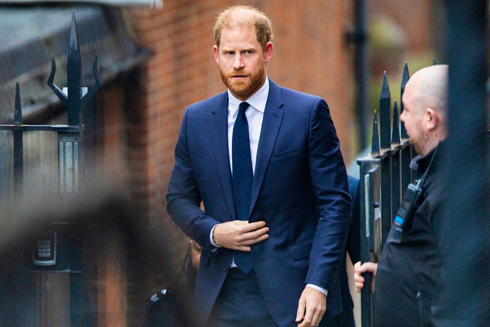 Harry, qui tient les paparazzi pour responsables de la mort de sa mère Diana en 1997 à Paris, nourrit une forte animosité contre la puissante presse à scandale britannique.