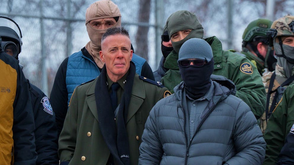 USA unter Donald Trump. Trumps Grenzchef patrouilliert im «Nazi»-Mantel und löst Shitstorm aus