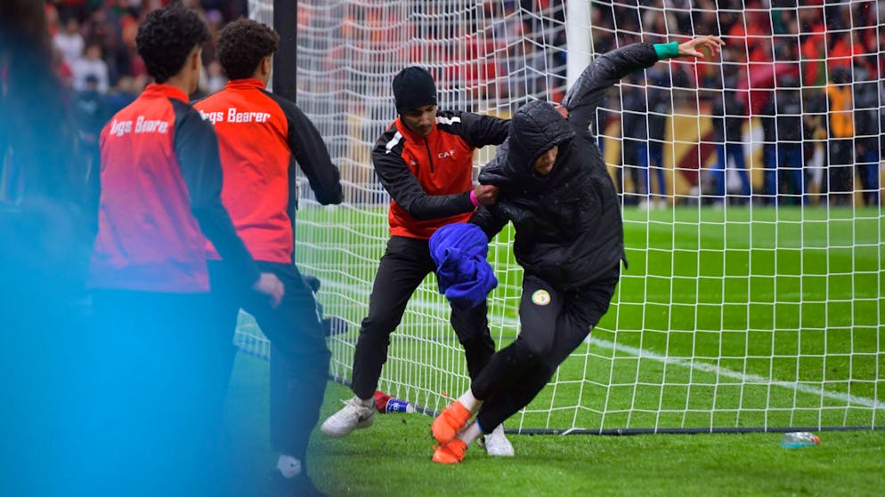 Senegals Ersatzgoalie Yehvann Diouf wehrt sich gegen die Balljungen.