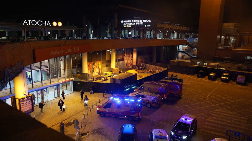 «Une nuit de profonde douleur». Au moins 21 morts dans l'accident de deux trains en Espagne