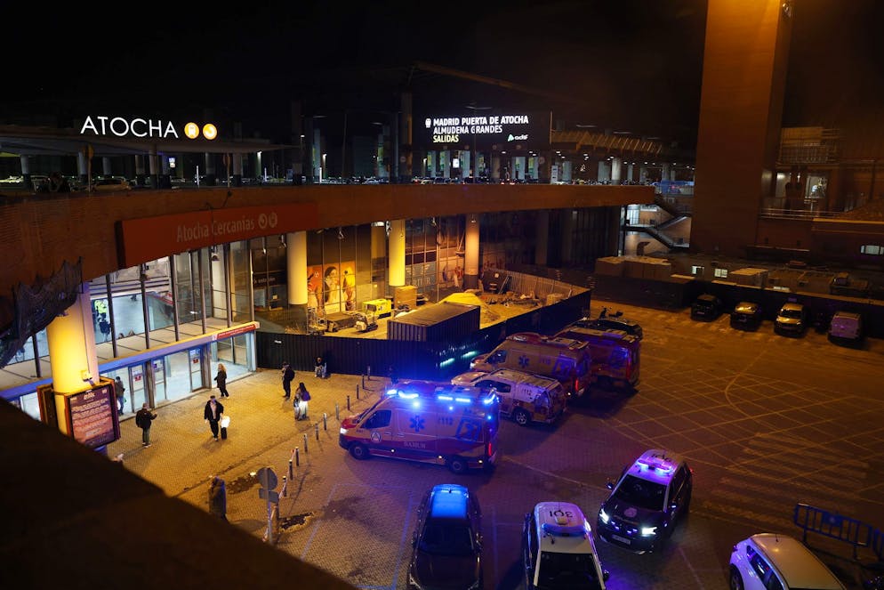 epa12659752 Des ambulances se rassemblent à la gare ferroviaire Puerta de Atocha à Madrid, en Espagne, le 18 janvier 2026.
