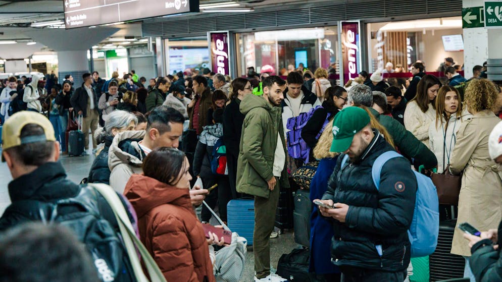 Mindestens 21 Tote bei Zugunglück in Spanien - Gallery. Ministerpräsident Pedro Sánchez sicherte schnelle Hilfe zu.