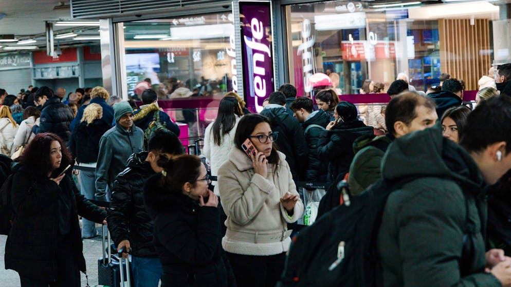 Mindestens 21 Tote bei Zugunglück in Spanien - Gallery. Unter den Todesopfern ist einer der Lokführer.